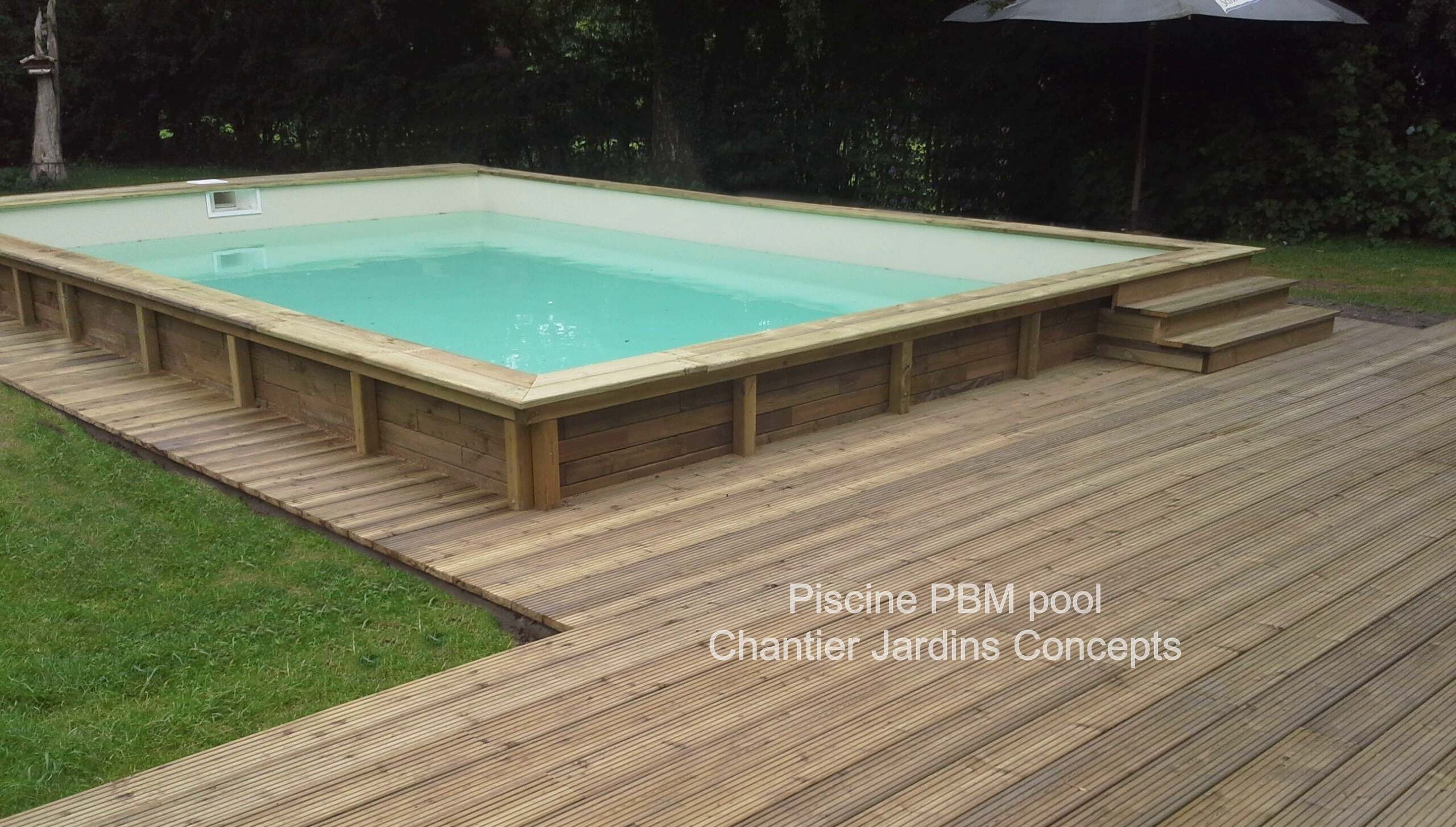 Piscine en bois massif PBM dans jardin