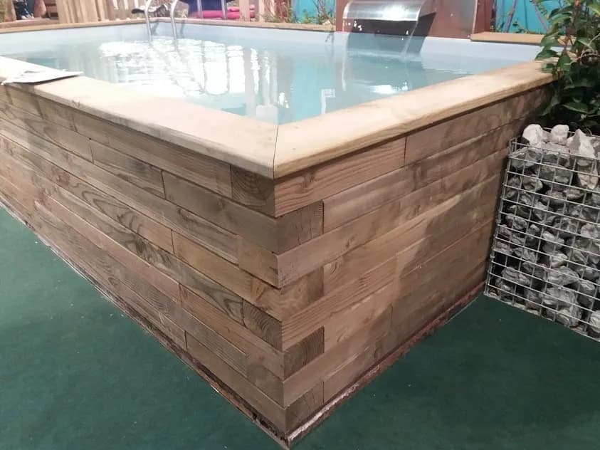 Paroi en blocs de bois massif PBM d’une piscine hors-sol