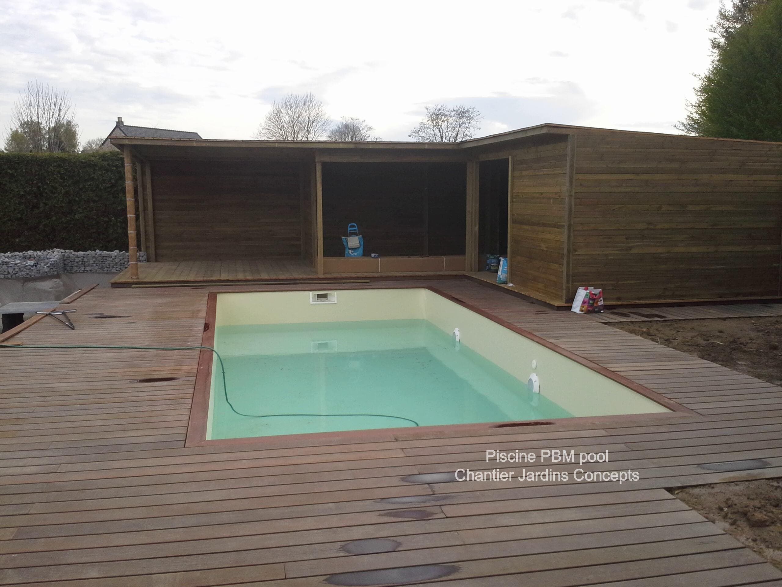 Cabanon de jardin avec piscine