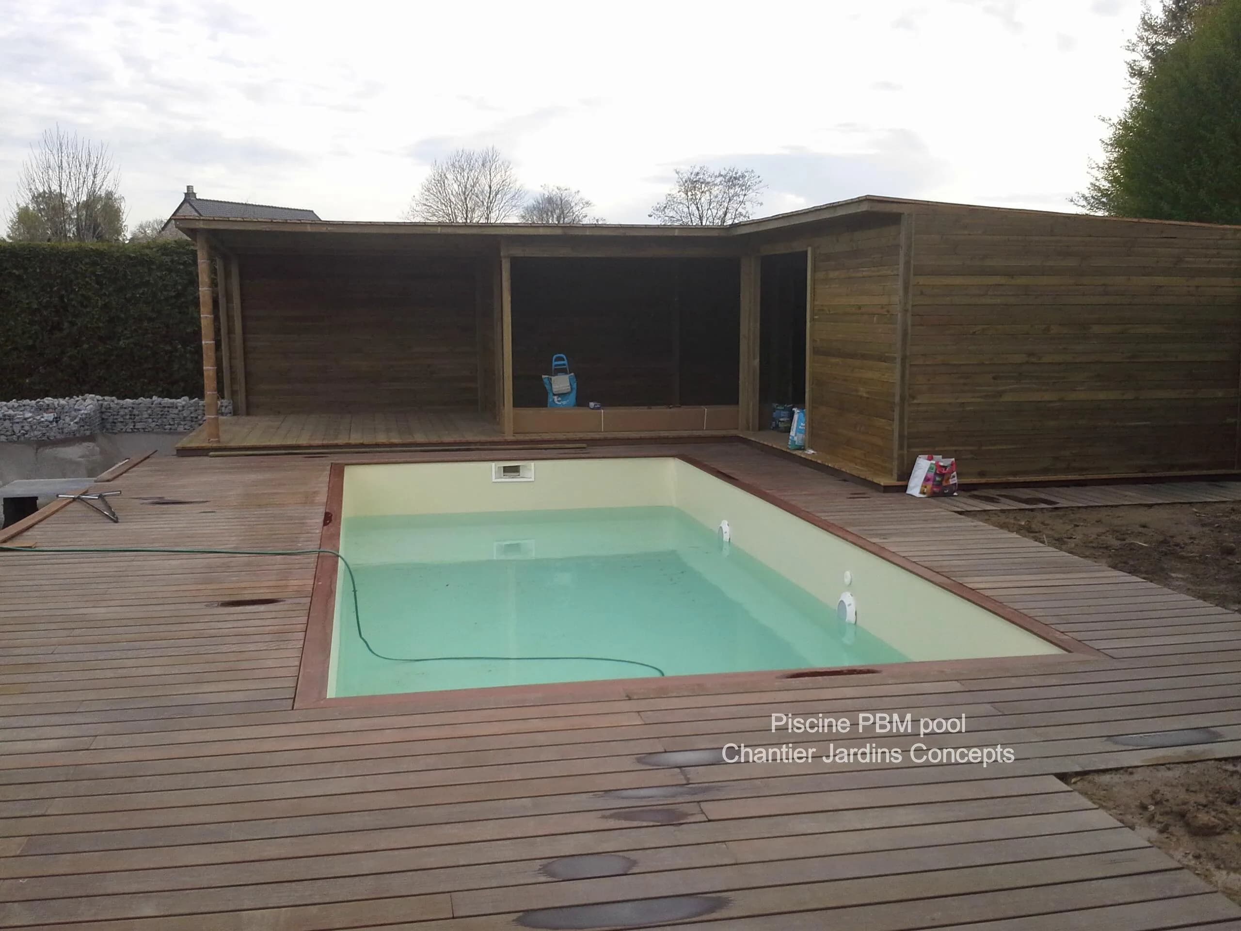 Cabanon et piscine PBM bois massif