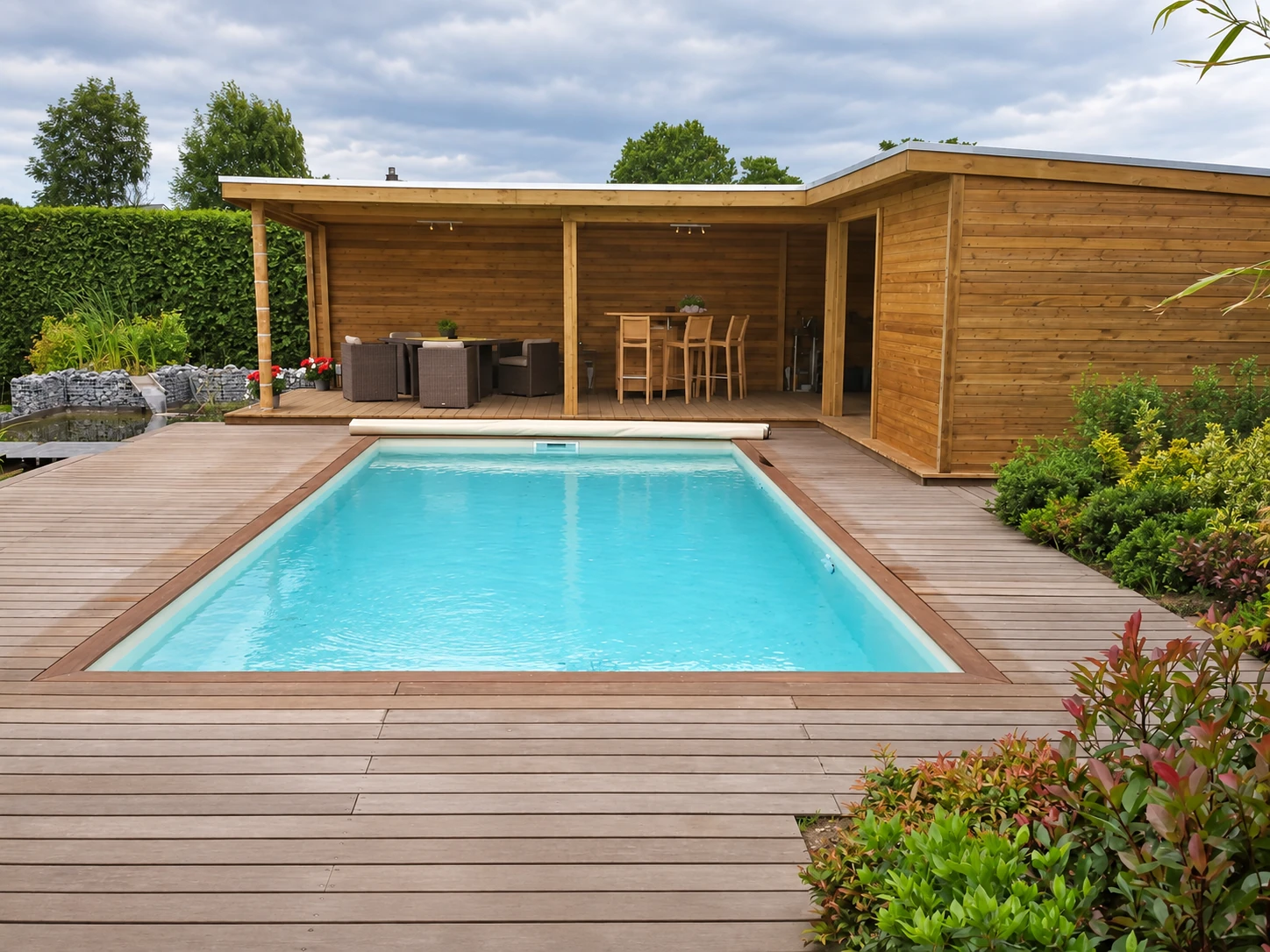 Piscine enterrée avec pool house en bois