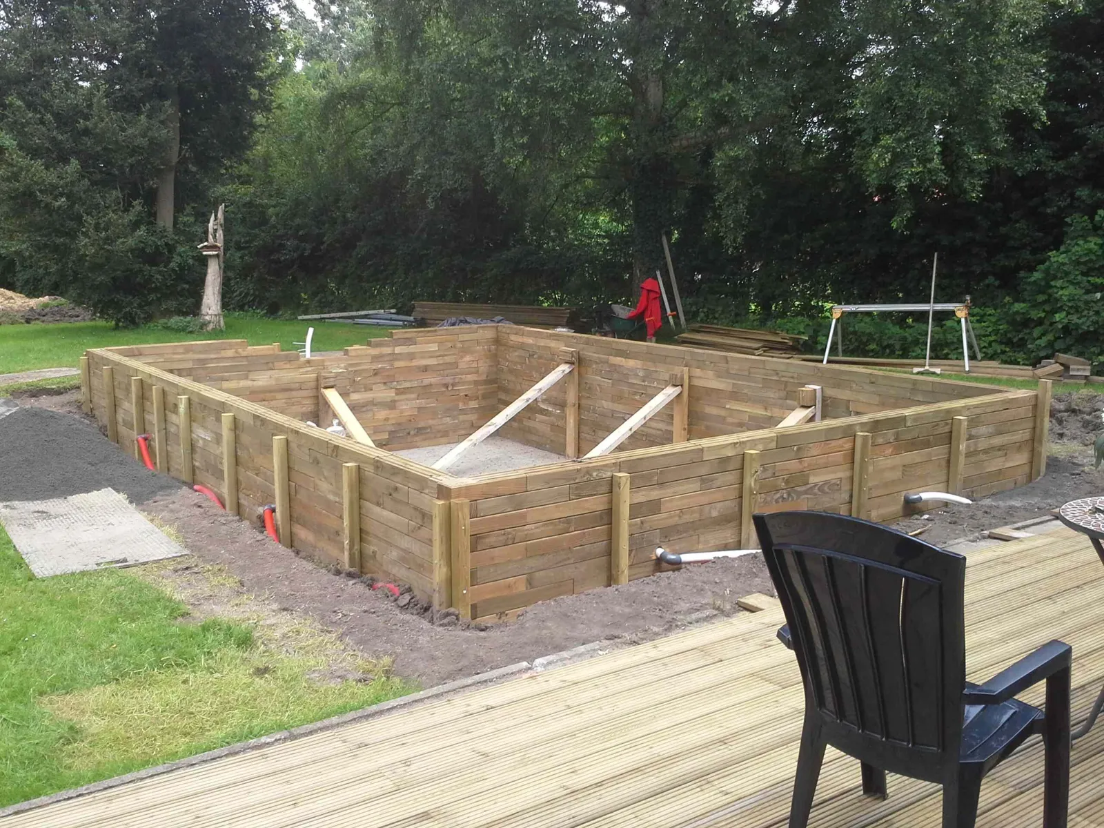 Structure de piscine PBM sur mesure en cours de montage dans un jardin
