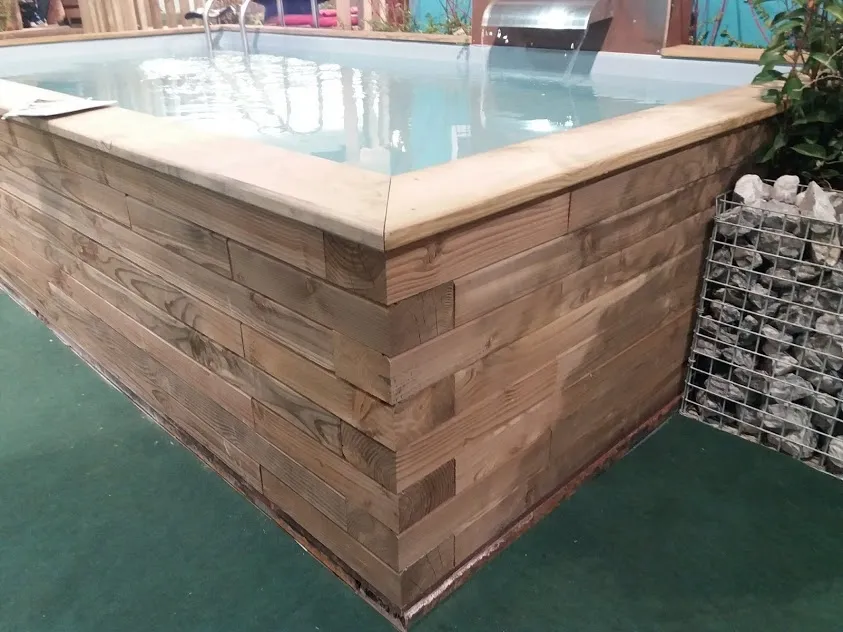 Paroi de piscine en blocs de bois massif PBM apparents